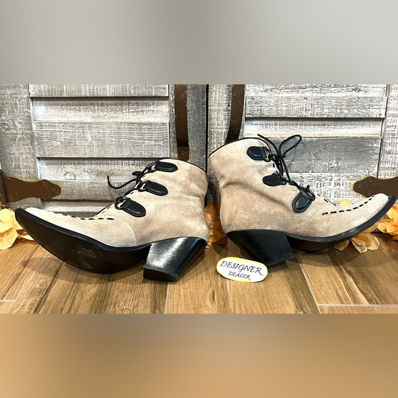 COACH Lace Up Chain Booties Oat Suede G5527 Size 7B VGC! - Picture 3 of 15